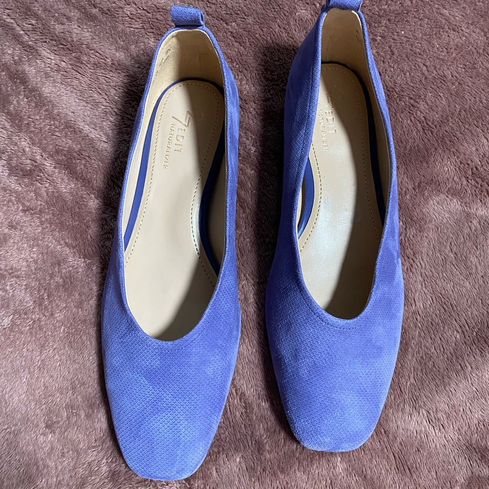 Elegant lavender or purple soft leather upper Women's Flats size 9W